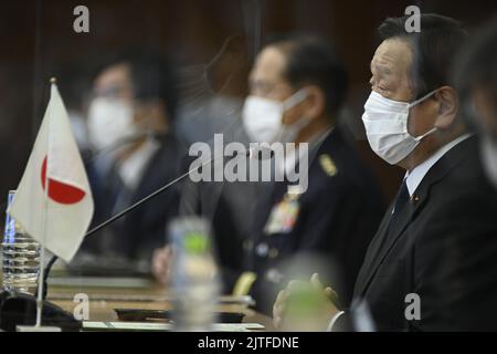 Tokio, Japan. 30. August 2022. Der israelische Verteidigungsminister Benny Gantz ( nicht gesehen) und die japanische Verteidigungsministerin Hamada Yasukazu nehmen am Dienstag, dem 30. August 2022, an dem bilateralen Verteidigungstreffen zwischen Japan und Israel im japanischen Verteidigungsministerium in Tokio, Japan, Teil. Benny Gantz besucht Japan, während die Länder 70 Jahre diplomatischer Beziehungen markieren. Gantz und Hamada sollen einen Dialog über strategische Fragen und bilaterale Verteidigungskooperationen führen. (Bild: © POOL via ZUMA Press Wire) Stockfoto