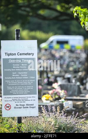 Tipton Cemetery, West Midds August 30. 2022 - die Polizei durchsiebt die Erde von einem sprung, wo am Samstag, dem 27. August, menschliche Überreste auf dem Tipton Cemetery, West Midlands, gefunden wurden. Drei blaue forensische Zelte waren zu sehen, zusammen mit mehreren Polizeiwagen, Forensik-Beamten in weißen Anzügen und einer Kordon am Ende des Friedhofs, in der Nähe des Spielplatzes der Akademie Q3. Ein Sprecher der Polizei von West Midlands sagte: ‘Wir untersuchen, nachdem am Samstagabend (27. August) auf dem Tipton Cemetery in der Alexandra Road menschliche Überreste gefunden wurden. Das Gebiet wurde für weitere Durchsuchungen abgesperrt Stockfoto