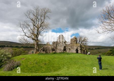 Person, die ein Foto im Pendragon Castle, Yorkshire Dales National Park, England, Großbritannien, macht Stockfoto