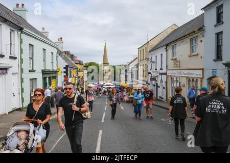 Ballycastle, Vereinigtes Königreich. 30. August 2022. Am Abschlusstag der ältesten Messe Irlands in der Küstenstadt Ballycastle an der Nordküste von North Antrim ist eine große Menge von Touristen und Besuchern auf den Straßen der Stadt zu sehen, die ein Wochenende voller Geschäfte und ein Programm voller Unterhaltung, lokaler und internationaler Küche auf der Ould Lammas Fair abschließt. Quelle: Steve Nimmons/Alamy Live News Stockfoto