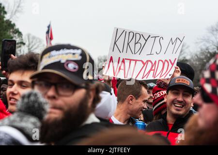 ATHEN, GA - 15. JANUAR 2022: Ein Fan hält ein Schild mit der Aufschrift „Kirby is my Natty Datmy“ bei der UGA's National Championship Victory Parade am 15. Januar 2022. Stockfoto