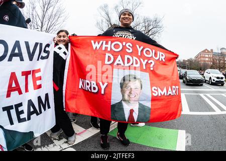 ATHENS, GA - 15. JANUAR 2022: Ein Fan hält ein Banner mit der Aufschrift 'Wer ist dein Vaty? Kirby Smart' bei der Parade zum Sieg der Nationalmeisterschaft in Georgien. Stockfoto