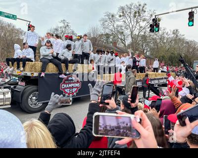 ATHEN, GA - 15. JANUAR 2022: Tausende von Fans jubeln den Spielern auf einem Tieflader zu, während sie an der Parade zur Nationalmeisterschaft in Georgien feiern. Stockfoto