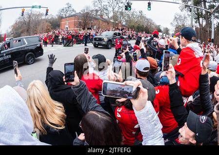 ATHEN, GA - 15. JANUAR 2022: Tausende UGA-Fußballfans jubeln Trainer Kirby Smart an, während sie an der Parade zur Nationalmeisterschaft in Georgien feiern. Stockfoto