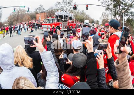 ATHEN, GA - 15. JANUAR 2022: Tausende Fußballfans jubeln den Spielern zu, während sie den Sieg der georgischen Nationalmeisterschaft bei einer Parade feiern. Stockfoto