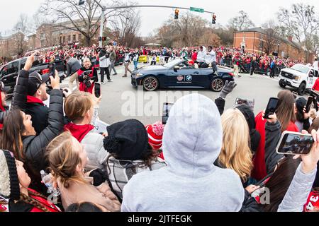 ATHEN, GA - 15. JANUAR 2022: Tausende von UGA-Fußballfans jubeln den Spielern bei der Parade zum Sieg der georgischen Nationalmeisterschaft zu. Stockfoto