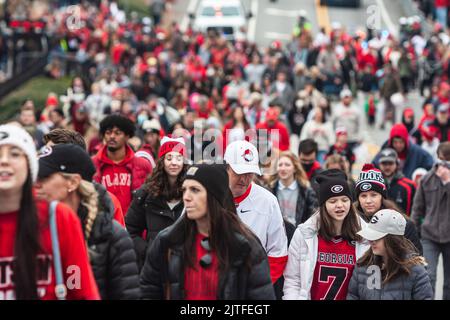 ATHEN, GA - 15. JANUAR 2022: Tausende von UGA-Fans versammeln sich in der Lumpkin Street zur Fußball-Nationalmeisterschaft in Georgien. Stockfoto