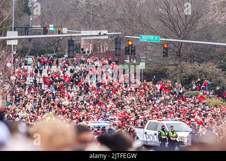 ATHEN, GA - 15. JANUAR 2022: Tausende UGA-Fußballfans versammeln sich in der Lumpkin Street zur Parade zur Nationalmeisterschaft in Georgien. Stockfoto