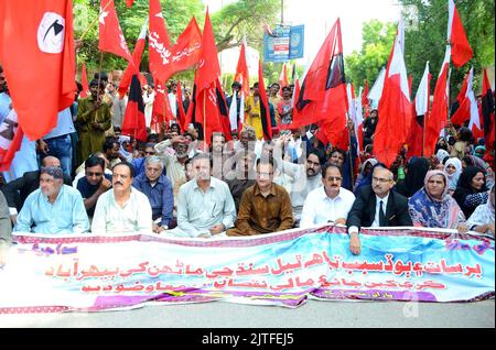 Karachi, Pakistan, 30. August 2022. Mitglieder des Sindh-Aktionskomitees veranstalten am Dienstag, dem 30. August 2022, in Hyderabad eine Protestdemonstration gegen die Korruption im Fonds für Flutopfer. Stockfoto