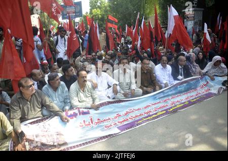 Karachi, Pakistan, 30. August 2022. Mitglieder des Sindh-Aktionskomitees veranstalten am Dienstag, dem 30. August 2022, in Hyderabad eine Protestdemonstration gegen die Korruption im Fonds für Flutopfer. Stockfoto