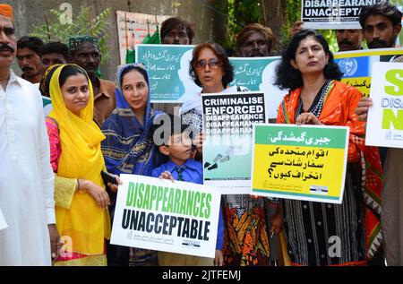 Karachi, Pakistan, 30. August 2022. Mitglieder der Menschenrechtskommission Pakistans (HRCP) veranstalten am Dienstag, dem 30. August 2022, im Hyderabad-Presseclub eine Protestdemonstration zur Genesung vermisster Personen. Stockfoto