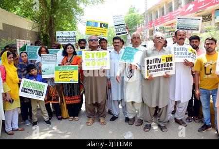 Karachi, Pakistan, 30. August 2022. Mitglieder der Menschenrechtskommission Pakistans (HRCP) veranstalten am Dienstag, dem 30. August 2022, im Hyderabad-Presseclub eine Protestdemonstration zur Genesung vermisster Personen. Stockfoto