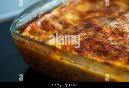 Frisch gebackene italienische Lasagne in Glasauflauf. Stockfoto