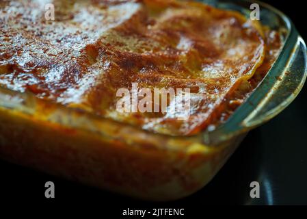 Frisch gebackene italienische Lasagne in Glasauflauf. Stockfoto