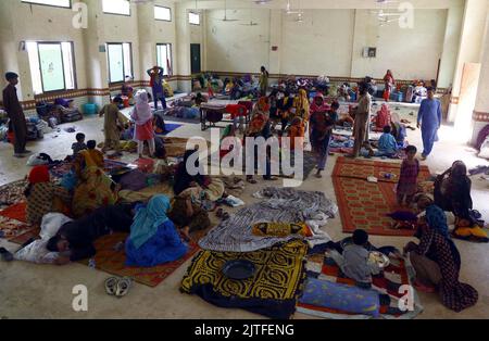 Karachi, Pakistan, 30. August 2022. Die Sindh-Sindh-Sindh-Sindh-Sindh-Sintflutflut betroffene Menschen, die am Dienstag, den 30. August 2022, in einer Regierungsschule im Sachal Goth-Gebiet in Karachi zur Rehabilitation in einem von Überschwemmungen betroffenen Hilfslager untergebracht waren. Stockfoto