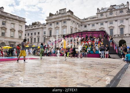 Zuschauer, die die Aufführung „This Bright Land“ im neoklassischen Somerset House Courtyard, London, England, Großbritannien, genießen Stockfoto