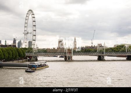 Die Houses of Parliament, Hungerford Bridge und Millenium Wheel von der Waterloo Bridge aus gesehen, London, England, Großbritannien Stockfoto