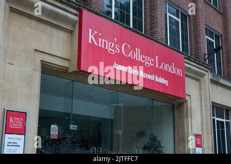 Der Eingang zum James Clerk Maxwell Gebäude, King's College London, Waterloo, Lambeth, England, VEREINIGTES KÖNIGREICH Stockfoto