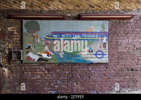 Das Mosaik Transport for London unter den Bahnbögen am Londoner Bahnhof Waterloo zeigt Georges Seurats berühmte pointilliste Badegäste in Asnières Stockfoto