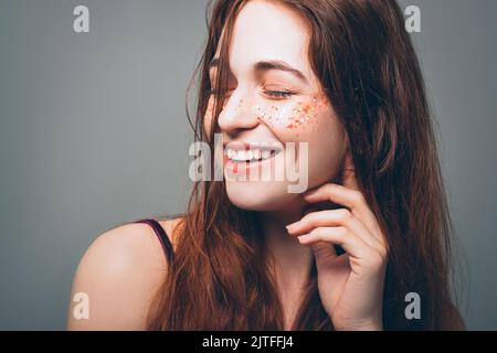 Lächelnde junge Frau Schönheit Freiheit Glück Stockfoto