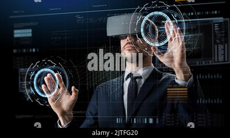Geschäftsmann in vr Brille mit virtuellen Bildschirm Stockfoto