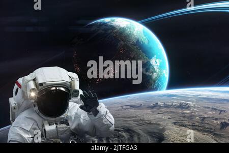Astronaut in planetarischer Umlaufbahn. Bewohnter Tiefraumplanet Stockfoto