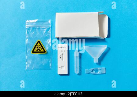 Coronavirus Salvia Selbsttest Kit auf blau Stockfoto