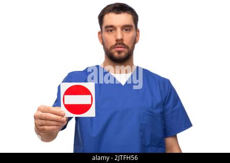 Arzt oder Krankenschwester mit Stoppschild Stockfoto
