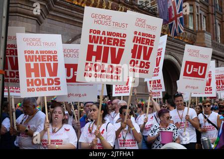 Parade von Manchester Pride.Parade des George House Trust vor dem Midland Hotel. Zeichen U=U HIV nicht nachweisbar entspricht nicht umerstellbar. Themenmarsch für den Frieden Stockfoto