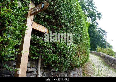 Ein Holzschild in Birch Vine, Derbyshire, das auf die Pennine-Brücke hinweist Stockfoto