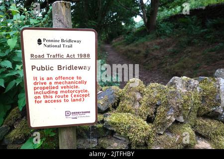 Ein Hinweis auf einen öffentlichen Brückenweg in Birch Valle, Derbyshire Stockfoto