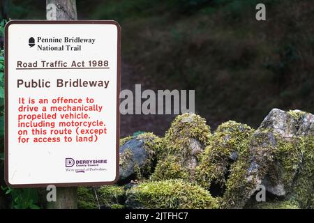 Ein Hinweis auf einen öffentlichen Brückenweg in Birch Valle, Derbyshire Stockfoto