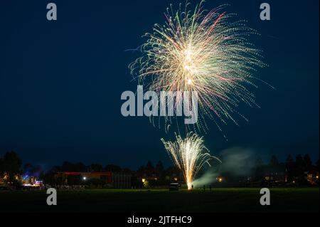 Während eines Festivals werden auf einem Feld Feuerwerke veranstaltet Stockfoto