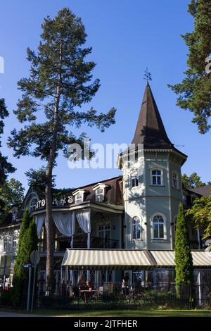 Traditionelle Holzarchitektur, Café, Jurmala bei Riga, Lettland, Baltikum, Europa Stockfoto