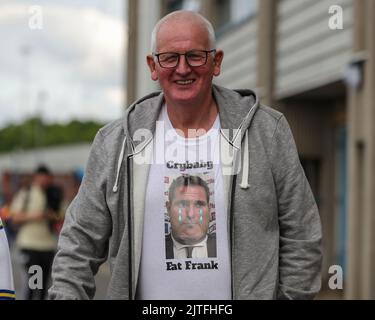 Leeds, Großbritannien. 30. August 2022. Ein Leeds-Fan mit einem Frank Lampard-Manager von Everton T-Shirt vor dem Premier League-Spiel Leeds United gegen Everton in der Elland Road in Leeds, Großbritannien, 30.. August 2022 in Leeds, Großbritannien am 8/30/2022. (Foto von James Heaton/News Images/Sipa USA) Quelle: SIPA USA/Alamy Live News Stockfoto