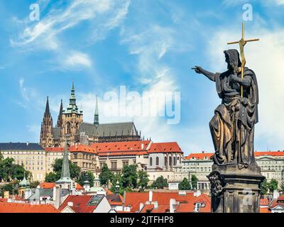 Statue eines heiligen auf der Karlsbrücke in Richtung Prager Burg in der Tschechischen Republik Stockfoto