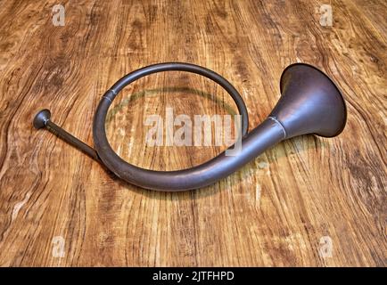 Vintage Fox, Hirschjagd Horn, Bugle oder Trompete. Nahaufnahme auf Holz. Stockfoto