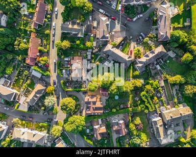 Luftdrohnenaufnahme von Wohnimmobilien, Häusern und Gärten im Dorf Pool in Wharfedale, West Yorkshire Stockfoto
