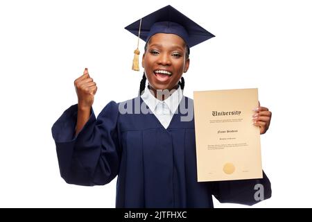 Glückliche Studentin mit Diplom Stockfoto