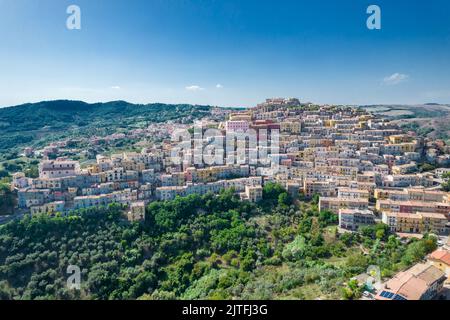 Luftaufnahme der alten kleinen Stadt Calitri, in der Nähe von avellino, kampanien, italien Stockfoto