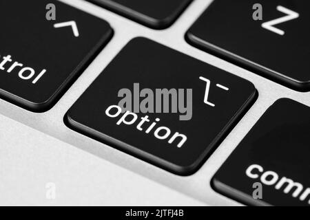 Nahaufnahme einer Optionstaste auf einer Tastatur Stockfoto