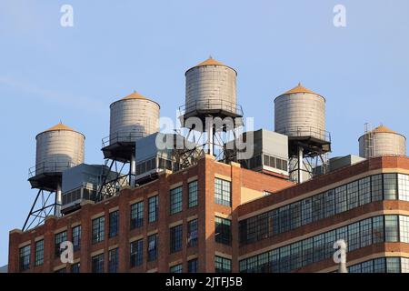 Rosenwach Holzwassertanks und hlk-Kühlanlagen auf dem Dach des umgebauten Bürogebäudes von Starrett-Lehigh in New York. Stockfoto