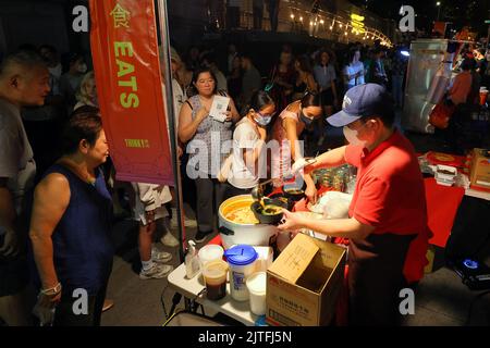 Der Lebensmittelhändler Kopitiam serviert malaysische Curries auf dem Manhattan Chinatown Night Market, Forsyth Plaza, New York, 12. August 2022. Stockfoto