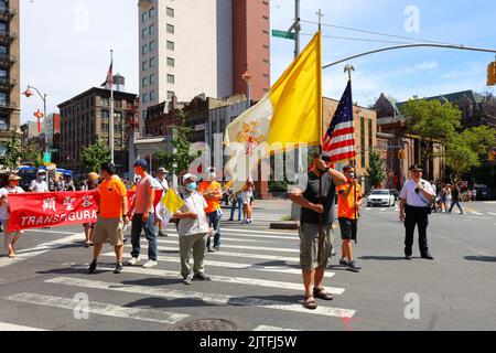 Chinesische Amerikaner tragen die katholische Flagge beim Fest der Himmelfahrt in der Transfiguration RC Church, Manhattan Chinatown, New York, 14. August 2022 Stockfoto