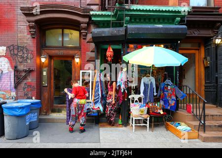 Katinka, 303 E 9. St, New York, NYC Foto von einem farbenfrohen indischen Bekleidungsgeschäft und Accessoires in Manhattans East Village-Viertel Stockfoto