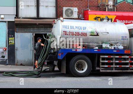 Ein Vakuum-Lkw sammelt gebrautes Speiseöl, Altöl und Fett aus einem Restaurant in Chinatown in New York Manhattan für die Umwandlung in Biodiesel-Kraftstoff. Stockfoto