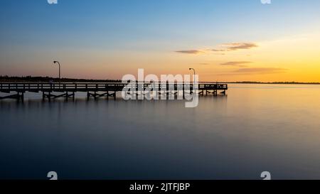 Die Fire Island Inlet Bridge bei Sonnenaufgang. Stockfoto