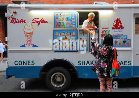 Asiatisch-amerikanischer Kunde bei einem Eisdiele von Mister Softee mit einem asiatisch-amerikanischen Fahrer, New York. Stockfoto