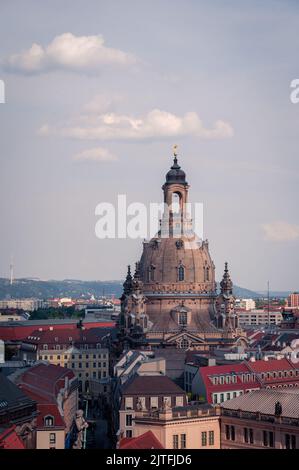 Luftaufnahme der Dächer und der Kuppel der Dresdner Frauenkirche bei Sonnenuntergang im Sommer Stockfoto