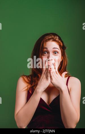 omg Frau Staunen schockieren weit offene Augen Stockfoto